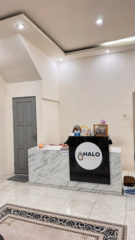 Resepsionis Halo Dental